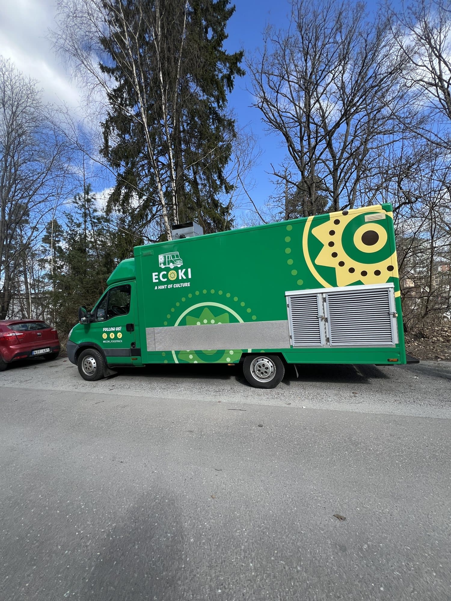 The green Ecoki food truck from the side
